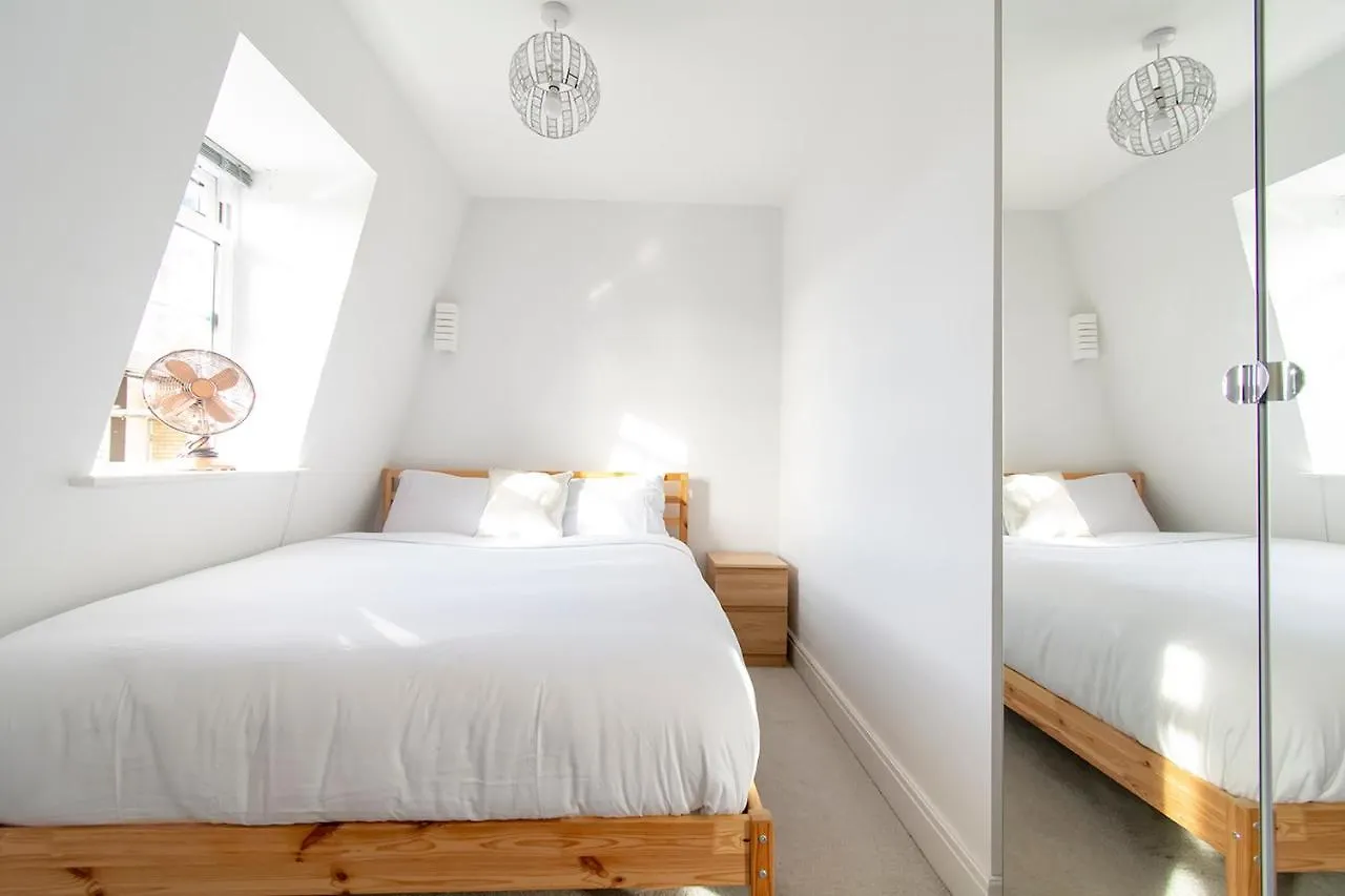 Modern 1 Bed Flat 2 Mins Walk From Restaurants Bars Clubs & Beach! Wow! Apartment Bournemouth